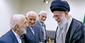 مرحوم آقا قلهکی از معتمدین امام خمینی در بازار در کنار رهبر انقلاب