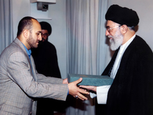 تصویری از شهید سیدمصطفی بدرالدین در کنار رهبر انقلاب