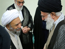 تصویری از حجت‌الاسلام والمسلمین آقای شیخ حسن صانعی در کنار رهبر انقلاب