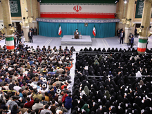 دیدار جمعی از رأی اولی‌ها و خانواده‌های شهدا