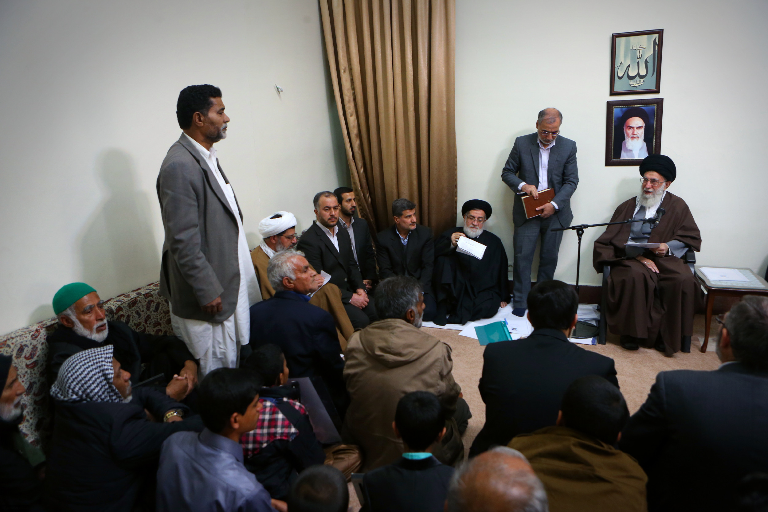 عکس / دیدار پدر شهید اهل تسنن مدافع حرم با رهبر انقلاب