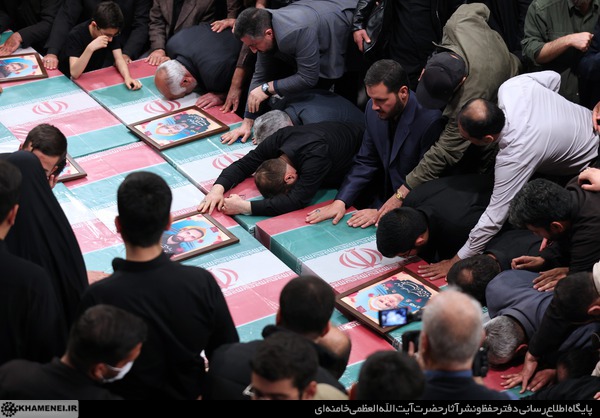 روایتی از اقامه نماز بر پیکر هفت شهید راه قدس توسط رهبر انقلاب