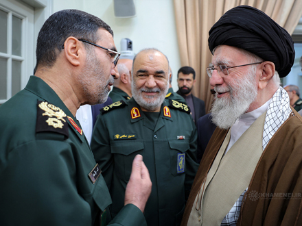 تصویری از شهید محمود باقری در دیدار با رهبر انقلاب