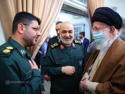 تصویری از شهید مسعود شانه‌ئی در دیدار با رهبر انقلاب