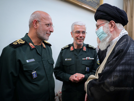 تصویری از شهید غلامرضا محرابی در دیدار با رهبر انقلاب