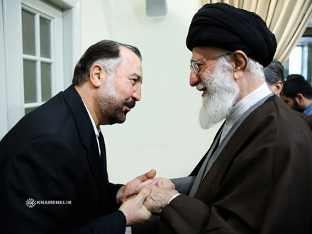 تصویری از شهید فؤاد شکر در دیدار با رهبر انقلاب