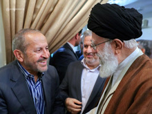 تصویری از سردار مجاهد مرحوم علیرضا افشار در کنار رهبر انقلاب