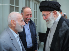 تصویری از مرحوم آقای حاج حسین مهدیان در دیدار با رهبر انقلاب