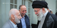 تصویری از مرحوم آقای حاج حسین مهدیان در دیدار با رهبر انقلاب
