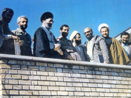 تصویری از شهید سپهبد علی شادمانی در کنار آیت&zwnj;الله خامنه&zwnj;ای در سال ۱۳۶۶