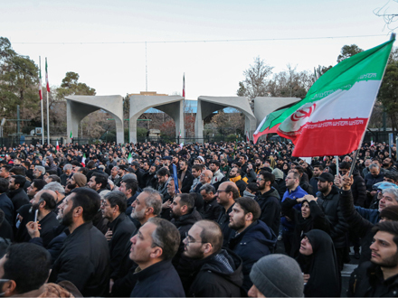 تصاویری از حضور مردم داغدار ایران در خیابان&zwnj;های سراسر کشور ساعتی پس از اعلام خبر شهادت حضرت آیت&zwnj;الله العظمی سیدعلی حسینی خامنه&zwnj;ای