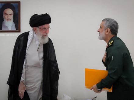تصویری از سردار سرلشکر شهید امیرعلی حاجی&zwnj;زاده در دیدار با رهبر انقلاب