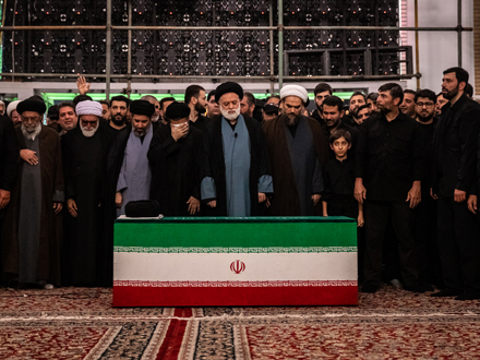 اقامه نماز بر پیکر مطهر رهبر شهید انقلاب اسلامی در حرم مطهر رضوی
